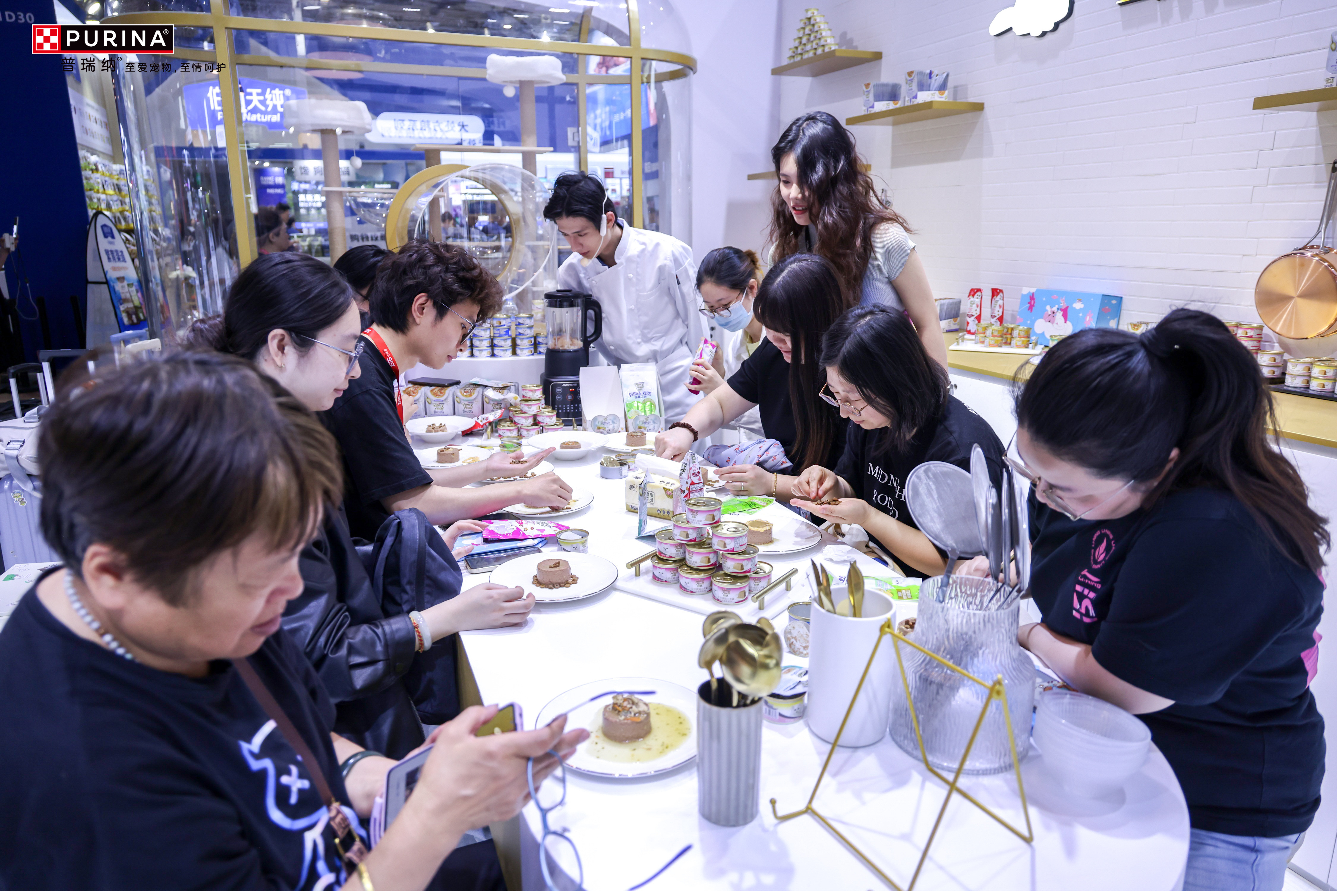 一群人正在用餐聊天AI 生成的内容可能不正确。